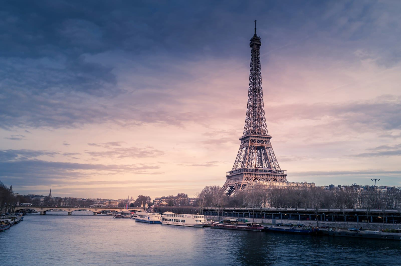 Eyfel Kulesi'nden Paris çatıları, altın saat ışığı